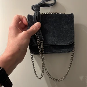 Liten axelremsväska  - Gråblå sammet, köpt på second hand