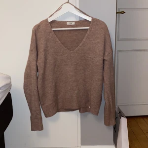 Stickad tröja - Stickad tröja Köpt för något år sedan, buren max 5-10 gånger  Nypris ca. 200-250kr  Mitt pris 70+60kr frakt (vid behov) 