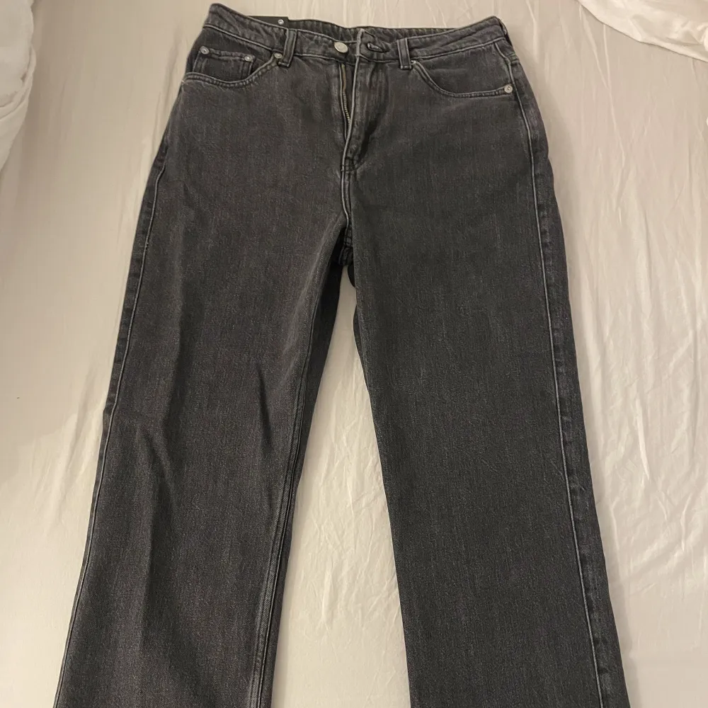 Säljer ett par mörkgrå högmidjade raka jeans från Weekday. Aldrig använda och är i fint skick, säljer på grund av att dom ej kommer till användning. Köpte dom för 590kr men säljer för 350kr, strl 29/30 (36)💕. Jeans & Byxor.