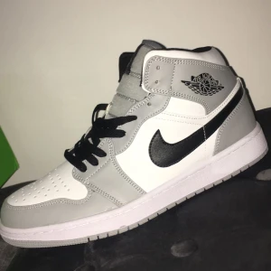 Jordan 1 smoke grey  - Storlek 43 använd två gånger 