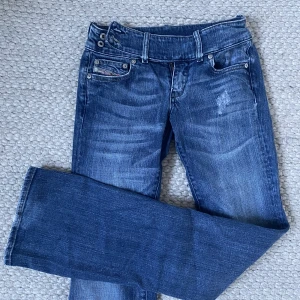 Utsvängda disel jeans - Säljer dessa assnygga vintage disel jeansen!! De är utsvängda och lågmidjade i perfekt skick. Midjemåttet är 35cm rakt över och innerbenslämgden är 84cm🙌🏼🙌🏼 köp dirket 700kr