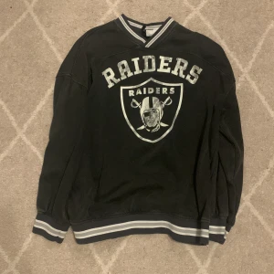 Raiders Tröja - Säljer denna superfina ”Raiders” tjocktröjan då den inte längre kommer till användning💕 Den är i XS, men den är oversized så den passar mig som vanligtvis brukar ha M🥰