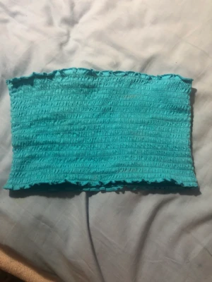 Blå topp  - Blå topp nästan ny inga hål och nytvättad 