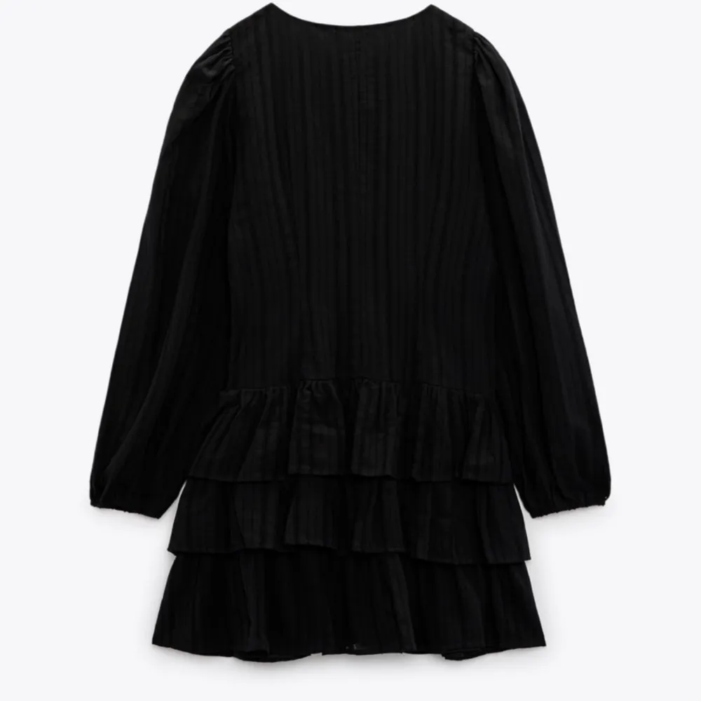 Säljer denna fina klänningen! Fin till fest eller bara vardagligt💌Den är helt slutsåld på Zaras hemsida. Säljer då jag råka beställa två stycken💓. Klänningar.