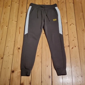 Will Poul Sweatbyxor - Mjukisbyxor. Tillhörande hoodie säljes i annan annons (ses tillsammans i bild 3).  Använda enstaka gång, nyskick. Inköpt för 400 kr. 