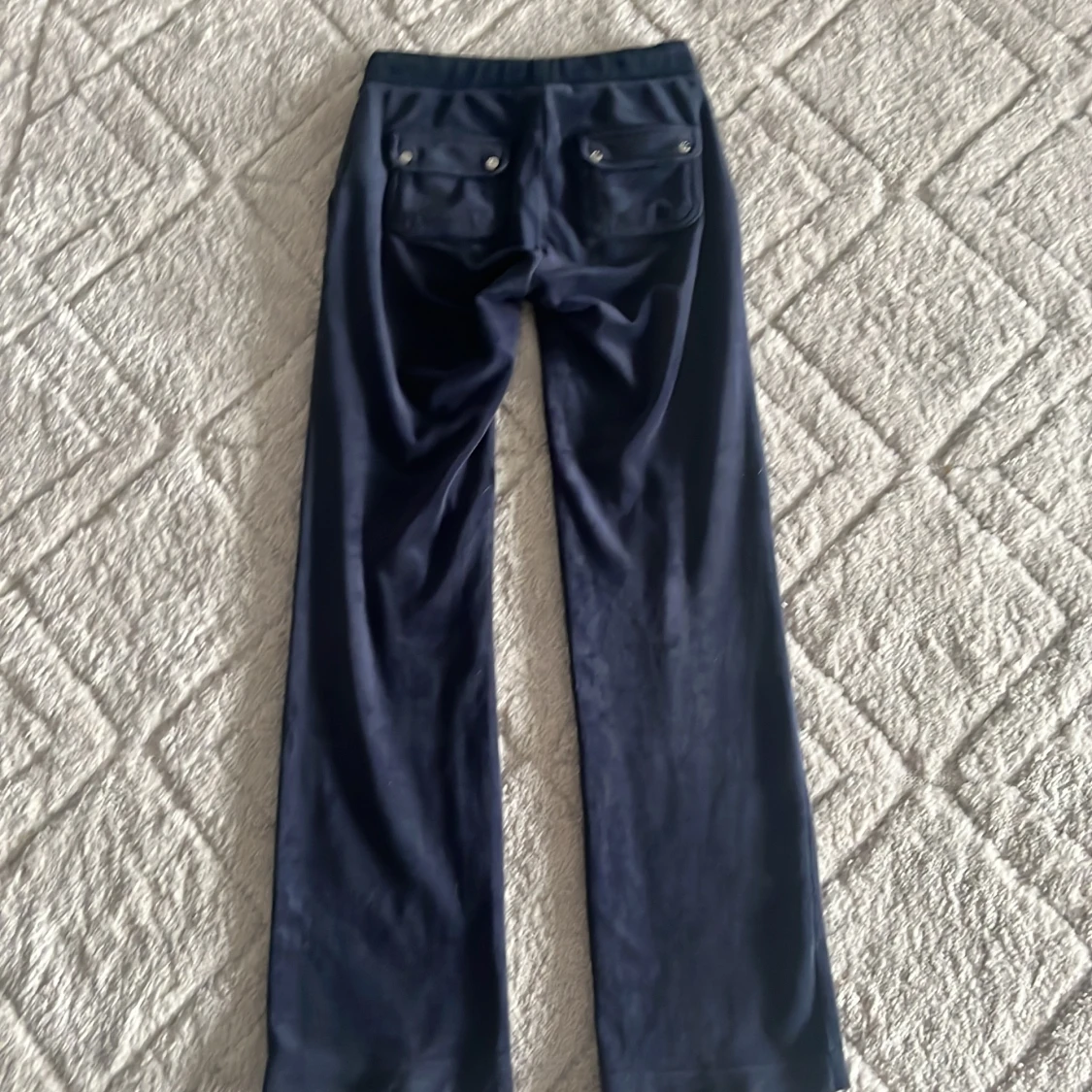 Mörk blåa juciy byxor  - 90