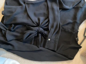 Forever 21 - Blus  - Blus med Knut i midjan i strl S från forever 21.   100kr 