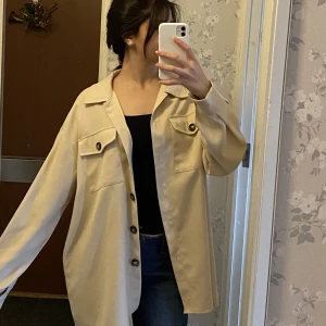 Tunn beige vår jacka  - Tunn beige vår jacka. Ganska lång och skönt material. 