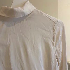 By Malene Birger blus vit  - Jättefin malene birger blus. Kommer aldrig till användning hos mig eftersom den är vit. Köpt för ett par år sen för runt 1000-lappen och sparsamt använd. 