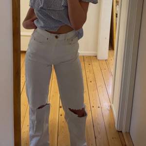 Vita jeans från Gina Tricot, har ej använts mycket och säljs pga att det inte kommer till användning. Orginalpris 599kr