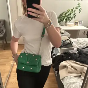 Grön väska ifrån Zara, väldigt perfekt i storleken och går att matcha med mycket 💚💚💚