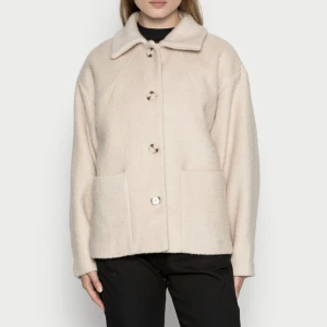 Kappa - Säljer min älskade vit/ creme kappa då den inte kommer till andhämtning längre💕😍😁