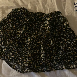 kjol - jätte fin kjol med inneshorts för små för mig inga defekter bra kvalite