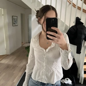 Randig skjorta - Säljer denna ursnygga skjorta då den tyvärr var lite för tajt över axlarna för mig som vanligtvis har 38 i storlek. Skulle uppskatta att den är i storlek 36👍🏻pris går att diskutera
