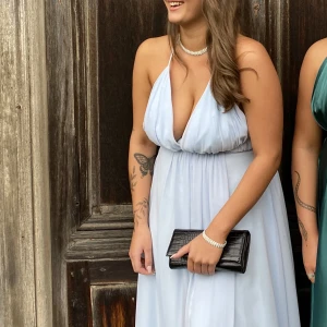 Fin balklänning  - !!SÄNKT PRIS!! Säljer minljusblåa balklänning. Jättefin och satt bra hela kvällen. Skulle säga att storleken är mellan M-L med tanke på att det ör knyte i midjan. ❤️Köpte den för 2000kr och säljer för 1800kr, pris kan vara förhandlingsbart. 🥰