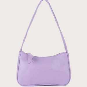 Lila axelväska - Lila axelväska från Shein. Mått står i sista bilden. Aldrig använd, fortfarande i påsen. Köpt för 32 kr.