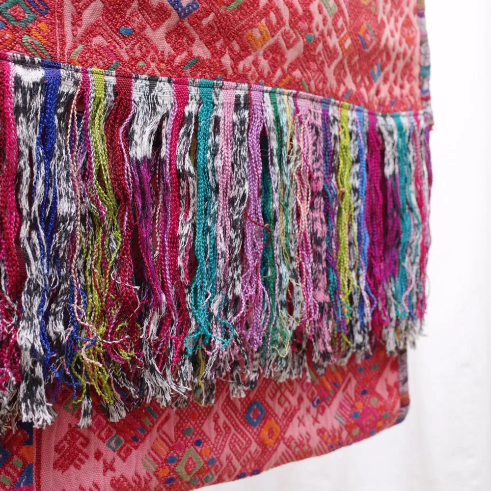 Woven on a back-strap loom with a unique design from Guatemala, each piece is hand selected for its beauty. This is a vintage piece and shows a natural wear of color. Can be used as a decorative home piece or hung on the wall.  2.56M/8.5FT Length. Övrigt.