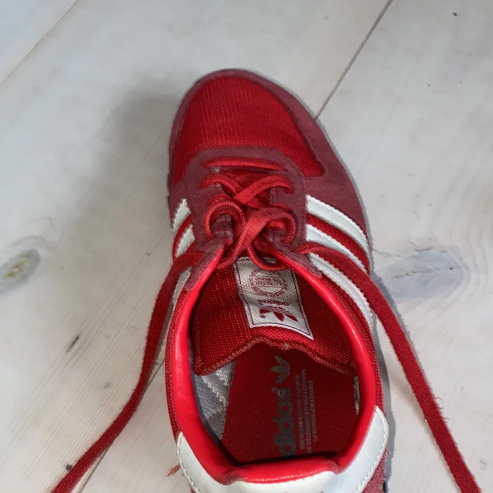 Vintage röda adidas skor! I storlek 25,  De är i bra skick och väldigt coola❤️. Skor.