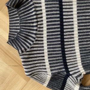 Stickad tröja - Jättefin y2k stickad tröja i fint skick!💕Säljer på grund av att den börjar bli lite för liten men är kär u denna tröja😊hör av dig vid frågor osv, priset är diskuterbart💖