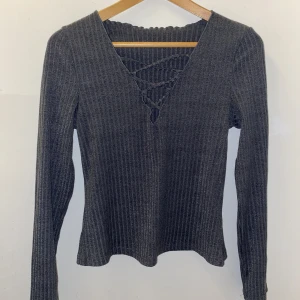 Långärmad tröja - Långärmad grå tröja med snörning Stl. S Ny skick