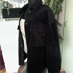 Jacka / kappa  - Helt ny jacka / kappa från Gina tricot, den är jätte mjuk, perfekt nu till vår/hösten eller en sen sommarkväll. Den är riktigt fin på, passar en M men jag tror även den passar en L då den är oversize. Nyskick & skitsnygg! 
