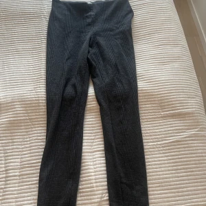 Kostymbyxor / kjol - Två kostymbyxor och en kjol, inte använda 