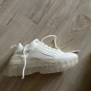 Skor - Säljer dessa vita sneakers, jätte snygga och bra skick, kom privat för fler frågor!💕