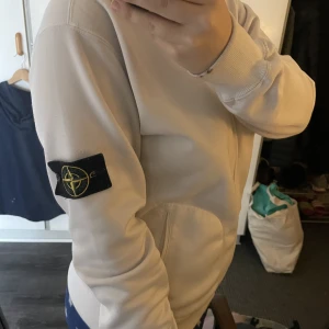 stone island tjocktröja - säljer den här tröjan för att ja har tröttnat på den och vill köpa något istället. Den är inte så jätte använd och är i bra skick. Har haft den ungefär ett år. säljer den för 300 men priset kan diskuteras. Tröjan är i stolek L men inte så stor.