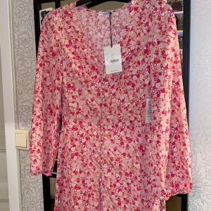 Helt ny sommarklänning  - Helt oanvända sommarklänning! Lappen och allt sitter kvar, har även påsen som den kom i kvar💗skickar gärna fler bilder. Köpte för 399 säljer för 250💗💗