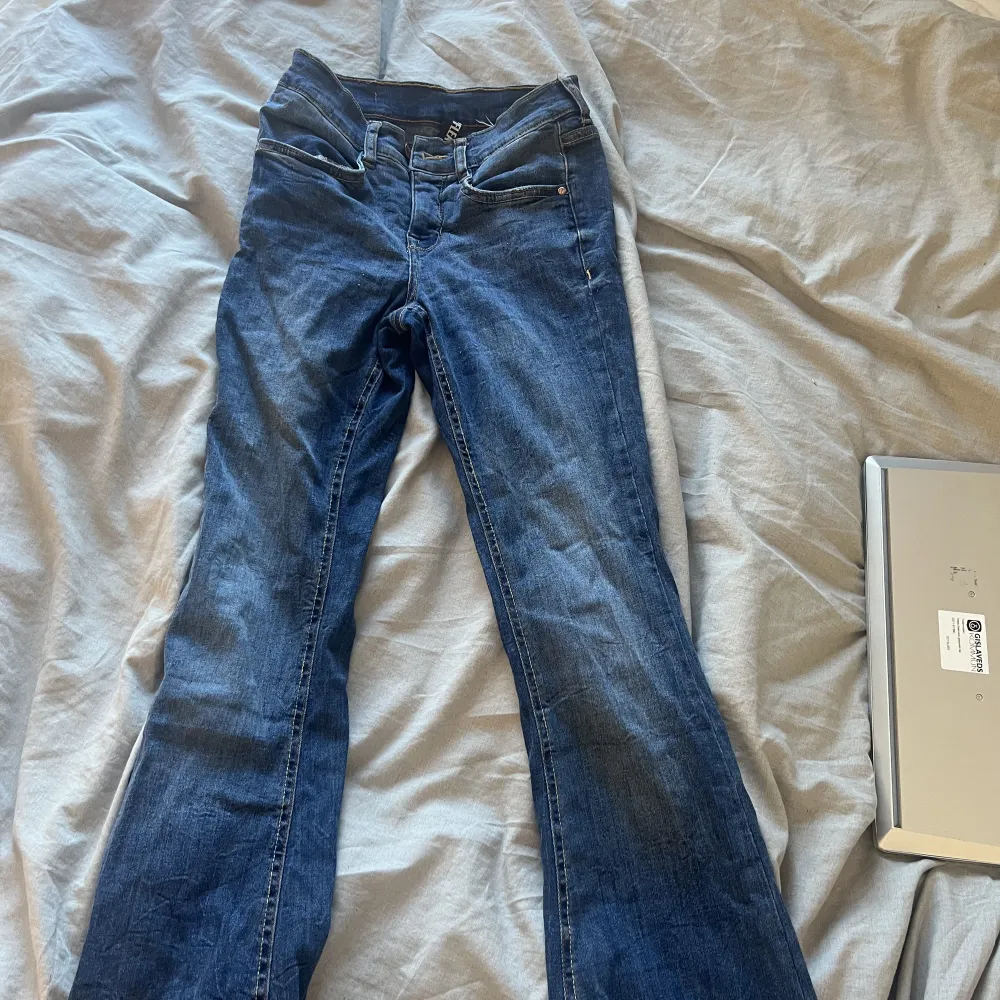 Säljer dessa blåa låg midjade jeans från 77 flea. Ingen defekt på de. Storlek 36 men passar 34 med. Jeans & Byxor.