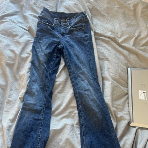 Lågmidjade jenas - Säljer dessa blåa låg midjade jeans från 77 flea. Ingen defekt på de. Storlek 36 men passar 34 med