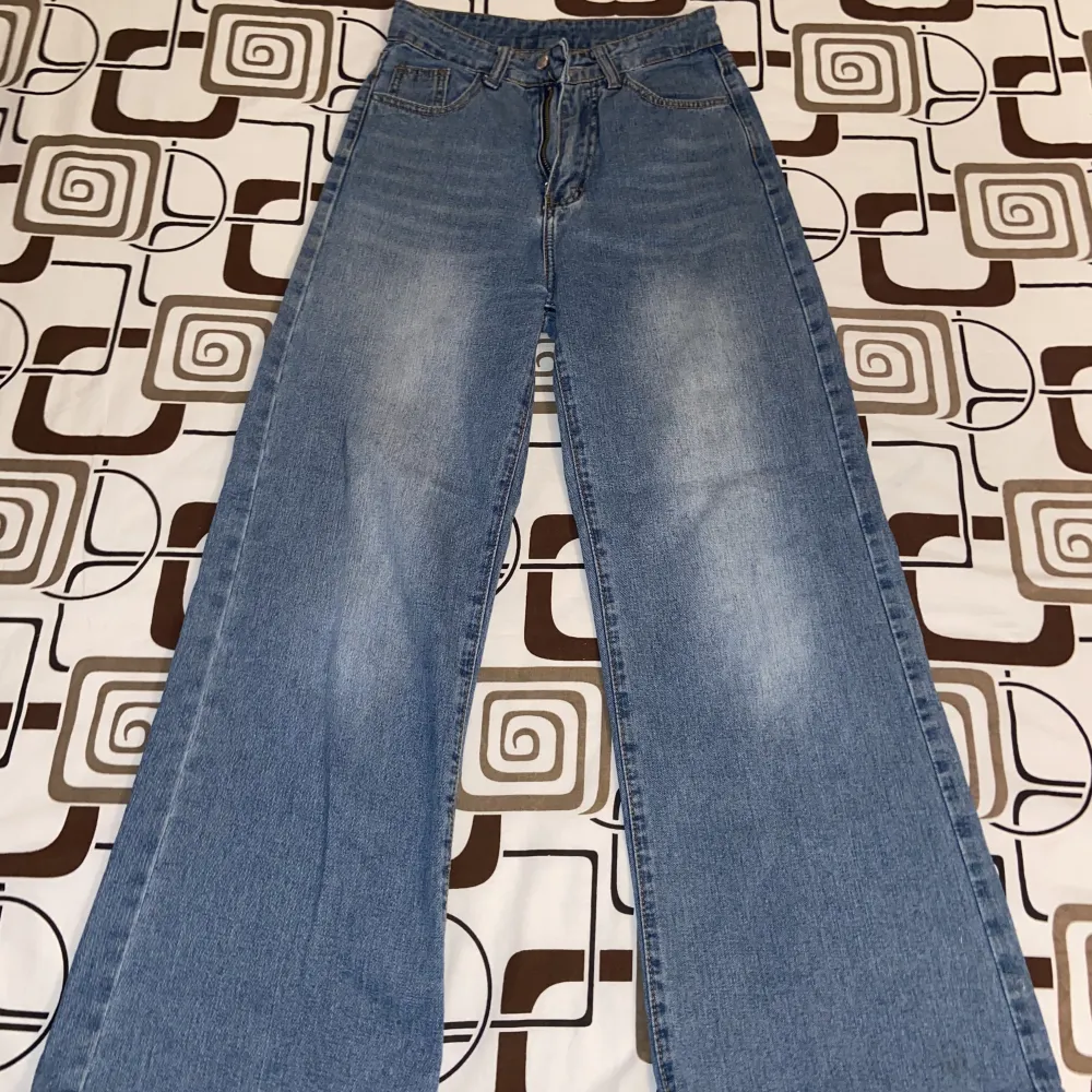 Jätte snygga baggy jeans i storlek S/Xs. Kan även vara M om man vill ha den lite mindre baggy. De är high waist byxor och ligger i bra skick ❣️. Jeans & Byxor.