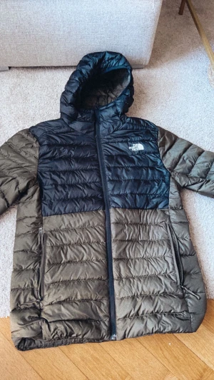 Jacka / vår/höst - Jacka från The North Face. Använd ca 3-4 gånger och har ett litet brännmärke nära fickan. Annars hel utan hål eller liknande. Brännmärket är inte heller något hål. 