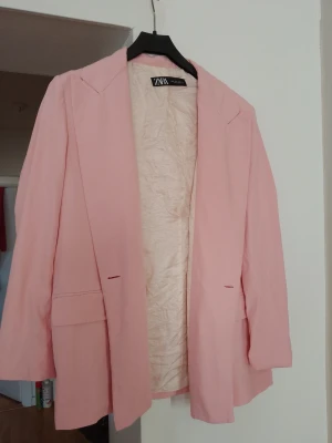 Kavaj zara - Kavaj från Zara  Passar mig som har både small och medium 