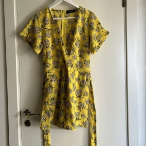 Jumpsuit/byxdress - Fint skick. Band att knyta med i midjan som även är avtagbart. Använd 1 gång. Ge gärna egna bud om pris inte passar. Är öppen för förslag!