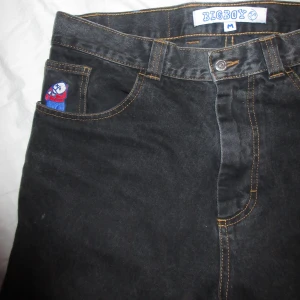 Polar Big Boy - Ett par svart Polar Skate Co. Big Boy Jeans i Storlek M Jättebra skick Väldigt lätt uppsydda och sitter perfekt på mig som är 185cm lång. Kan skicka mått om önskas. Perfekt för att skatea i men även för vardagsbruk.