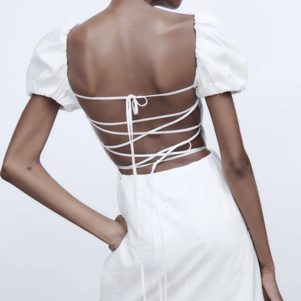 Säljer denna väldigt fina vita klänning från Zara som passar perfekt till studenten! Den är helt oanvänd med prislapp kvar. Storlek 36, men passar också en 34!💕 Skriv för fler bilder!. Klänningar.
