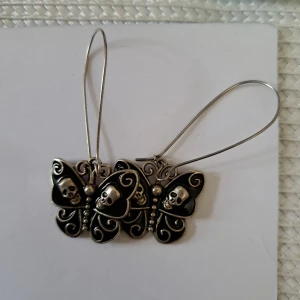 Döskalle-Fjäril Örhänge 🌹🌹 - Hej alla fina 🌹 Här har jag ett par fina Nya Örhängen som är som Fjärilar med Döskallar på🌹 Alldeles Nya🌹 Pris: 14 kr plus frakt 16 kr 🌹 Kontakta mig innan köp 🌹 Anki 
