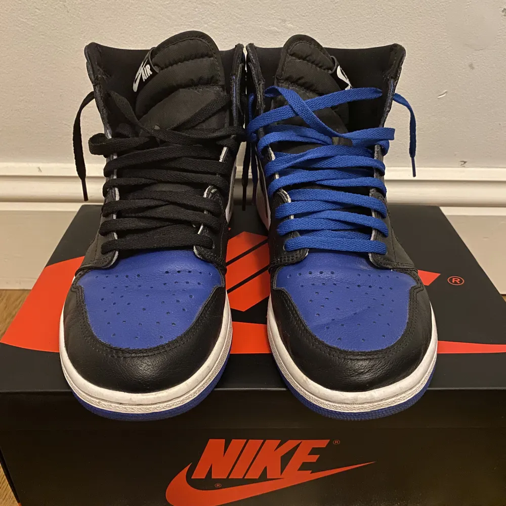 Jordan 1 royal toe stl 45  Använda men i nyskick Kvitto och box finns . Skor.