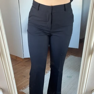 Kostymbyxor  - Svarta croppade kostymbyxor ifrån bikbok i storlek 40!  Säljer pga använder inte!  Köparen står för frakten! 