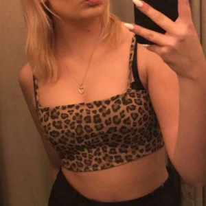 Leopard topp S - Säljer min jätte gulliga leopard topp. Använt typ 4 gånger bara då jag köpte den på vintern. Säljer för 40kr + frakt. Passar Xs-M. Hör av er!😊