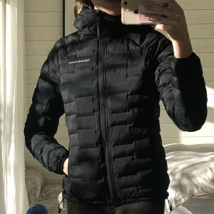 Peak performance jacka - Svart Peak performance jacka  i modell “ARGON LIGHT JACKET DAM”. Inköpt förra året. Knappt använd alls, så den är som ny! Normal i storleken(jag brukar ha XS vanligtvis)☺️🙌🏼  Nypris: 2700kr