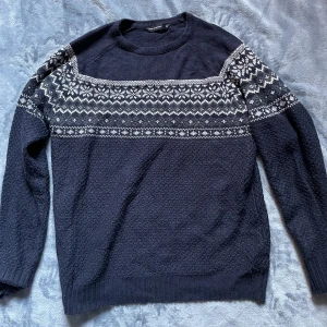 stickad tröja  - second hand men i bra skick, är i storlek medium, lite fairygrunge/cottagecore still men går självklart att styla den som man vill! :-)