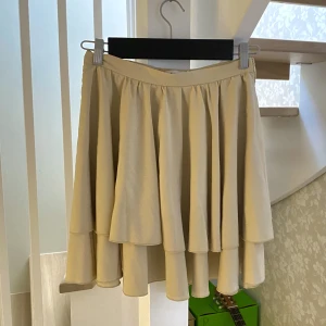 Volangkjol - Volang kjol från Annika Teller x NA-KD i superfint yttre skick! (Obs. Spännet på kjolen har lossnat, går lätt att sy på, kan skicka bild om önskas). Säljs då  den aldrig använd Sichuan får bättre användning hos någon annan! Bara skriva vid frågor💝☺️