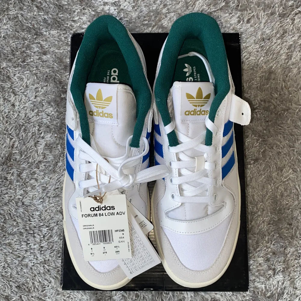 Adidas forum Klassiker Brand new/helt nya/fresh out the box Size 43/9,5 Ny colorway Nypris: 1300kr. Skor.