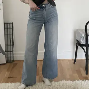 Fint jeans från monki. True to size. Jag är en XS/171 för referens.