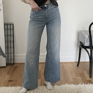 Monki jeans  - Fint jeans från monki. True to size. Jag är en XS/171 för referens.