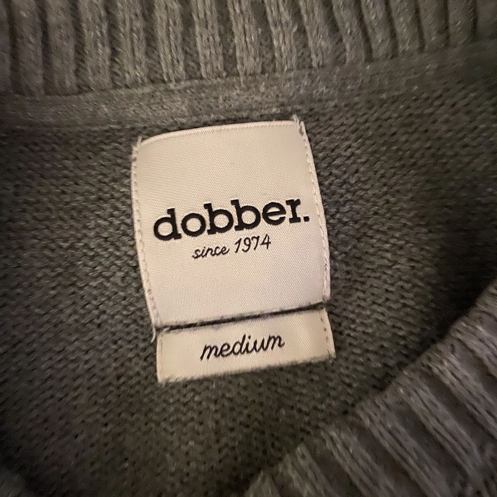 Tjena, säljer nu min tröja från Dobber som är i ett jättefint skick. Den är i storlek M. Vid frågor och funderingar tveka inte att höra av dig!. Stickat.