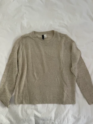 Stickad tröja - Stickad tröja i beige från H&M 