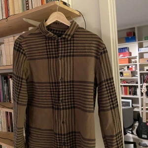 All Saints tygskjorta  - Här är en tygskjorta från All Saints! Den är ca 1 år gammal och har inga skador överhuvudtaget. Skjortan värmer som en tjocktröja, pris kan diskuteras😄